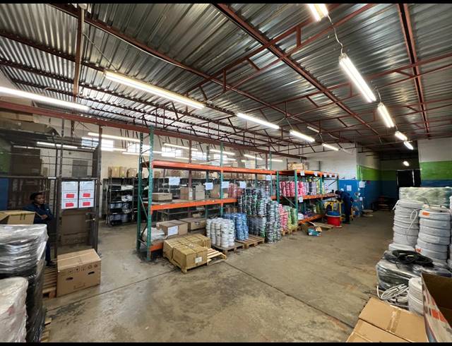1,300M² WAREHOUSE TO LET IN FERNDALE